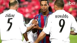 Foot ball, pemain lagend Hari Ronaldinho Tunjukkan Zidane &Ronaldo Siapa Bosnya dalam lapangan.
