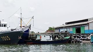 take a speedboat to the seafront land location