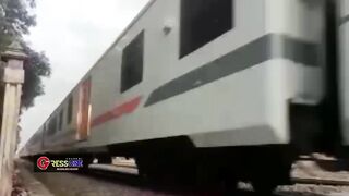 Kereta api melintas