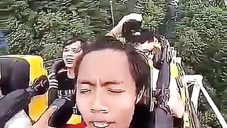 Keseruan naik rolkoster