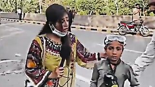 اس بچے کی محبت دیکھو