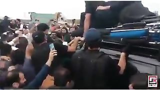 خان صاحب کی گاڑی پر ڈالروں کی بارش