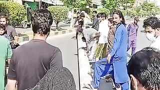 عوام کا روڈ بلاک کرنے کا طریقہ