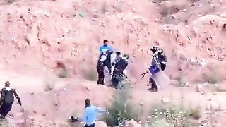 ایک پر کتنے ٹوٹ پڑے ہیں