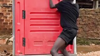 Ketika sudah tidak tahan ke toilet