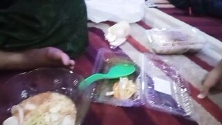 Makan Seblak pakai centong enak banget