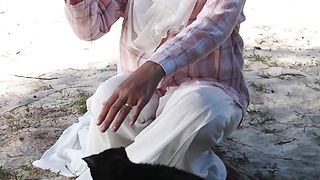 Bermain Dengan Seekor Kucing Hitam di Pantai