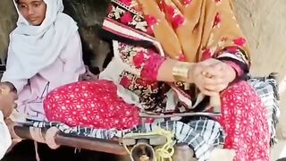 ALIZA EID KE TEYARI MEN SIWAYAN BANA RAHI HAY.
