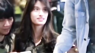 Gandeng tangan Cewek depan orang tuanya
