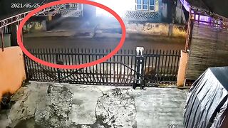Penampakan HANTU terekam jelas di kamera CCTV disuatu rumah!!
