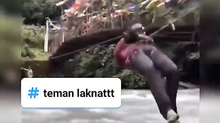 VIRAL TEMAN LAKNAT NIAT NYEBRANG TANPA BASAH EHHH MALAH DICEBURIN