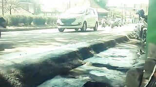 NIKMAT NYA NGOPI DI PINGGIR JALAN
