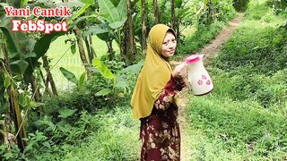 Gadis Desa Main Ke Sawah, Cantiknya Alami.