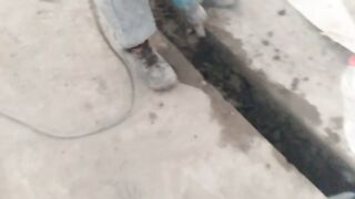 Proses pembobokan lantai beton