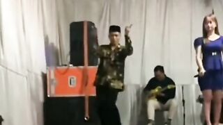 Viral kakek-kakek joget lucu bikin ambyar