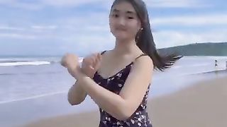 viral cewek cantik menyusuri pantai