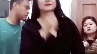 Viral story cuek bebek