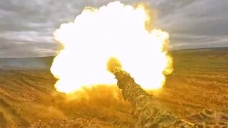 Ukrainian T-64BM2 'Bulat' MBT Fire at Russia Position