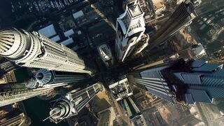 Вингсьют. Полёт через бетонные лабиринты Дубая.