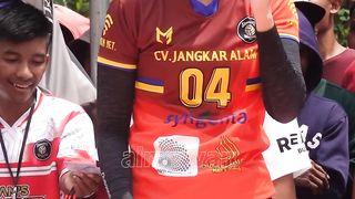 Adinda indah di sesi pemanasan,sesaat sebelum pertandingan di mulai