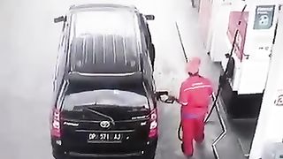 Kebakaran mobil saat mengisi bensin