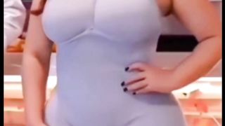 YEH DRESS MUJHY KASI LAG RAHI HAY.