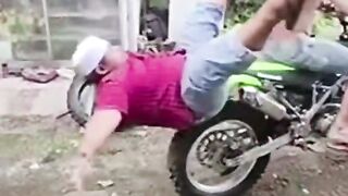Lah malah salto wkwkwk
