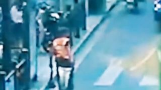veja oque esse caminhão fez com essa senhora ????