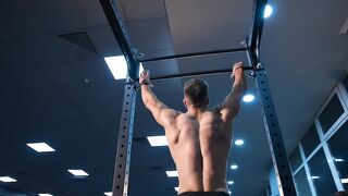What Happens to Your Body When You Hang Every Day For 2 Minutes