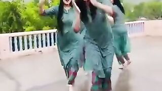 girls dhol dance