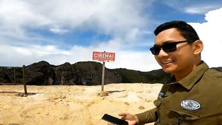 fly to the crater of Mount Ciremai