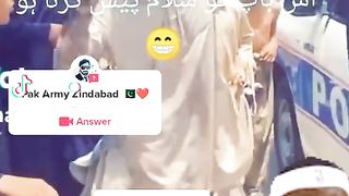 باپ بیٹے کو پولیس کے حوالے کرتے ہوئے