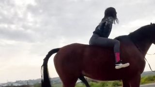 SAWRI ACHI HO HORSE KO BAHI MAZA AATA HAY.