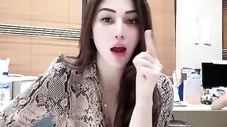 Viral Cewek Gemoy Gerak-Gerak