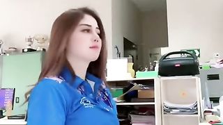 Viral Cewek Gemoy pake kaos biru