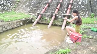 Girl fishing. Amazingly Big Fish Hunting At The Sewer