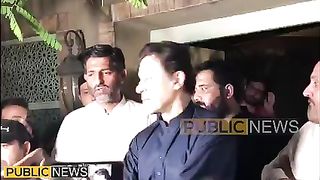 Imran khan ka awami andaz raat ke is pehar achanak karkunan ko hosla dene aa gay | Public News