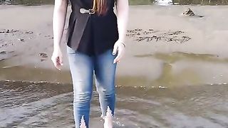 Cewek cantik  lagi main dipantai