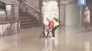 Gokil, coba untuk hati" kecebur juga wkwkwk