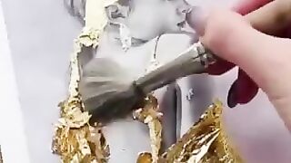 Картина нарисована золотом.