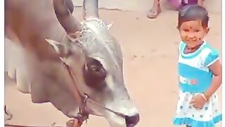 இந்த பிஞ்சு குழந்தை செய்த செயலைப் பாருங்க