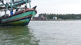 Kapal berangkat melaut