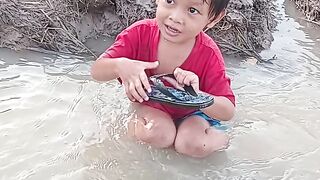 Main air di sawah