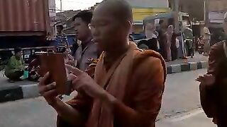 Perjalanan Biksu jalan kaki menuju Borobudur