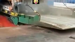 meleduk_ban_truck_saat_masuk_kapal_di_pelabuhan_merak