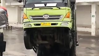 truck_jemping_saat_naik_kapal_di_pelabuhan