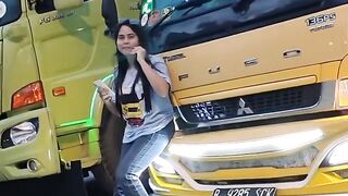 DHITA_AMELIA_KETEMU_TRUCK_DILAN