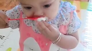 Beby usia 13 bulan belajar di siplin makan dengan teliti????