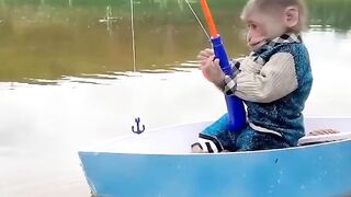 Monyet lagi mancing ikan