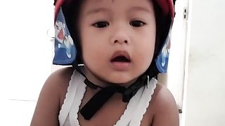 Bayi lucu naik motor